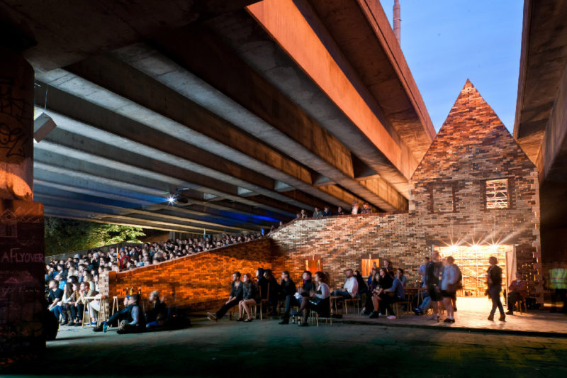 Des personnes assises participent à l'Assemble, Folly for a flyover, 2016, Londres