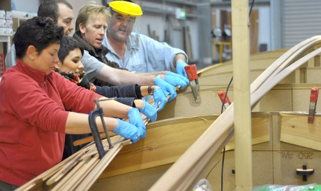 Groupe des personnes participant à la construction du voilier pour le Lone Twin, The Boat Project