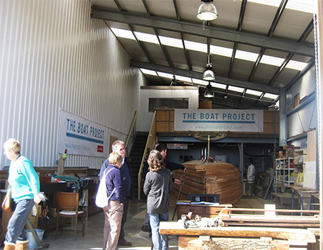 Photo prise durant la fabrication du voilier, Lone Twin, the Boat Project