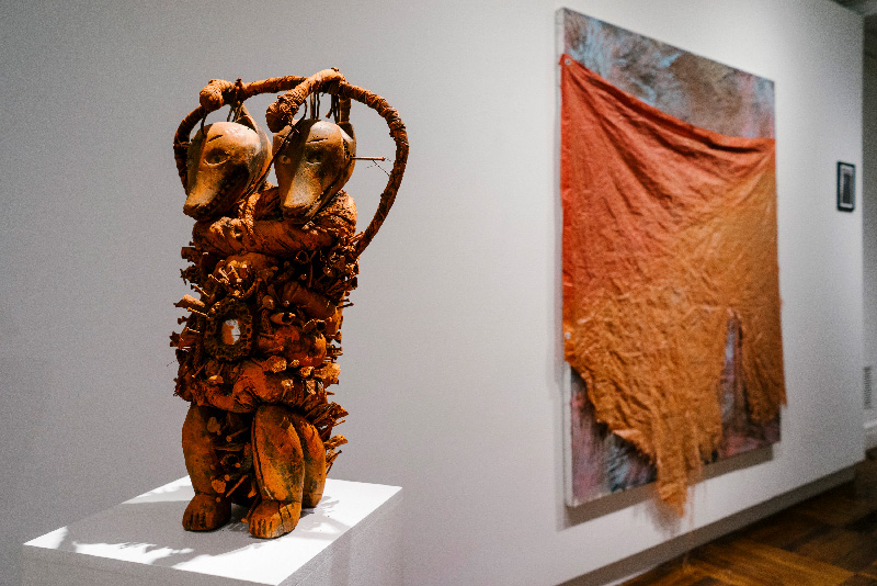 Vue sur une sculpture et un tableau de de l’exposition David Hammons: Five Decades à la Mnuchin Gallery de New York