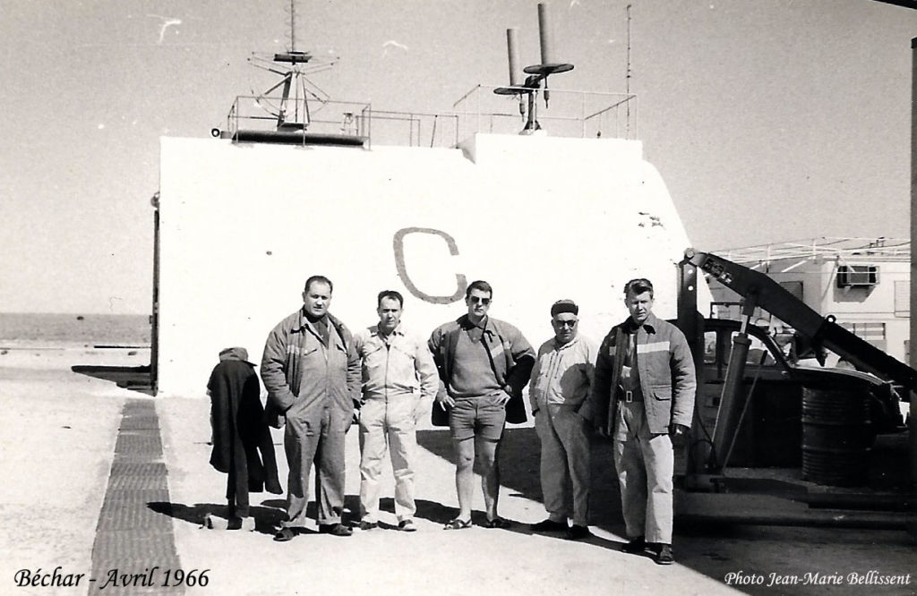 Groupe de techniciens de la base spatiale d'Hammaguir Colomb-Béchar avril 1966 LRBA