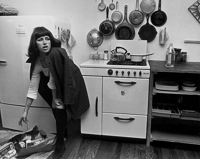 Femme se baissant pour ramasser son sac de courses dans une cuisine, Cindy Sherman, Untitled Film Still #84,