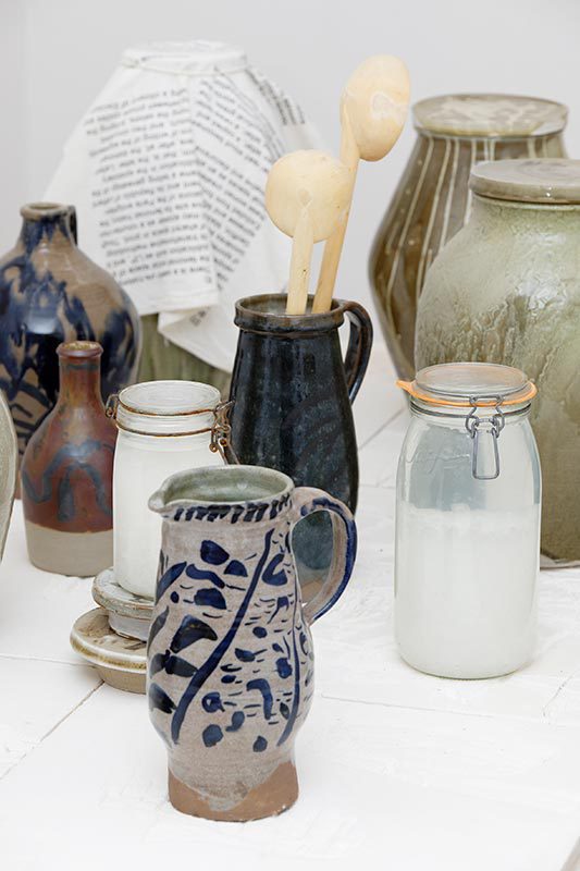 Des objets en céramique et verre posés sur une table, vue d'ensemble d'une oeuvre de l'artiste Natsuko Uchino