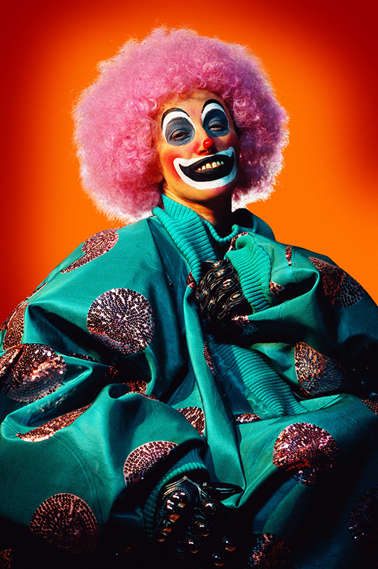 Portrait d'une femme déguisée en clown, l'œuvre de l'artiste Cindy Sherman, Untitled #414, 2003