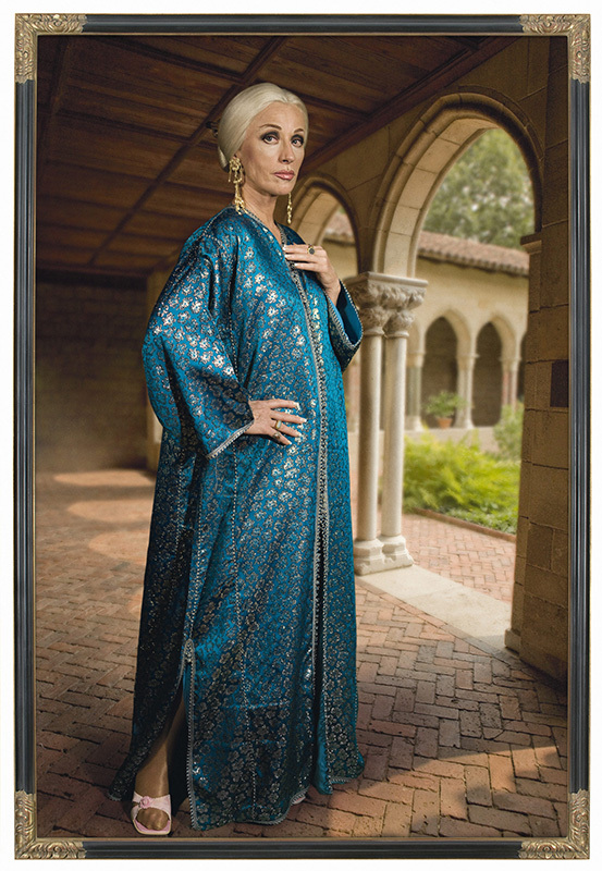 Portrait d'une femme en robe bleu, l'œuvre Untitled #466 de l'artiste Cindy Sherman