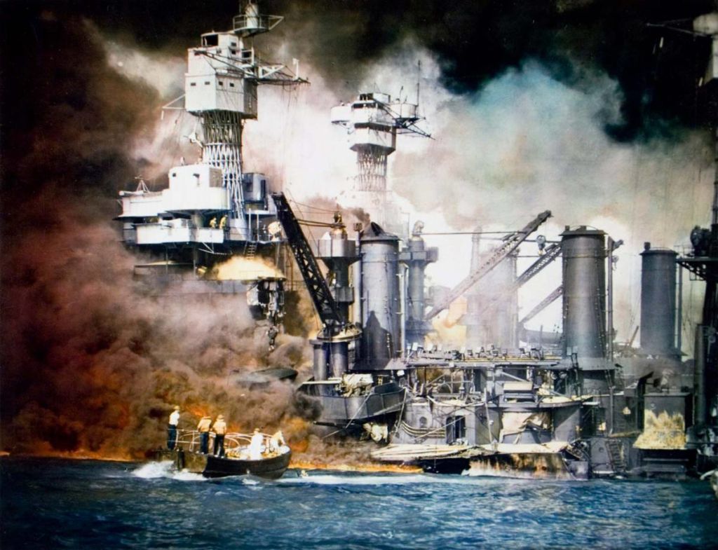 Photo colorisée de sauveteurs portant assistance aux survivants du navire USS West Virginia peu de temps après l’attaque japonaise sur Pearl Harbor