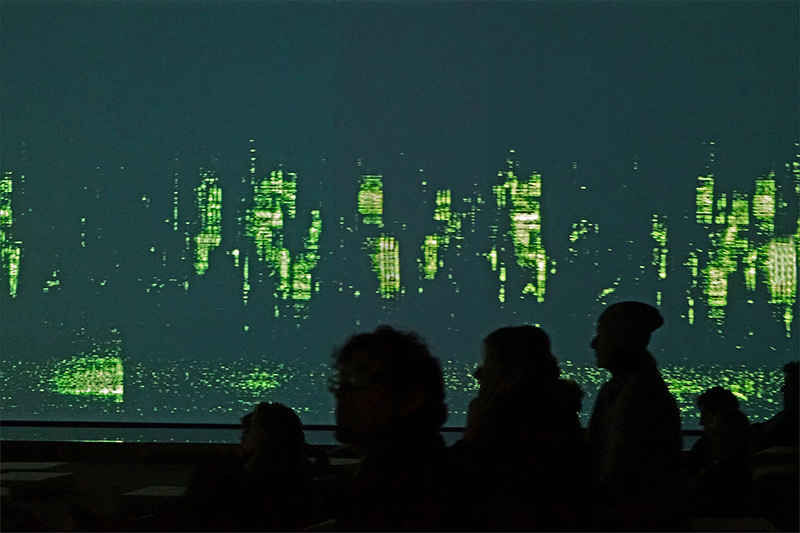 Salle d'écoute des paysages sonores de Bernie Krause (musicien, bioacousticien) Exposition "Le grand Orchestre des Animaux", 2016, Fondation Cartier, Paris. © Jean-Pierre Dalbéra