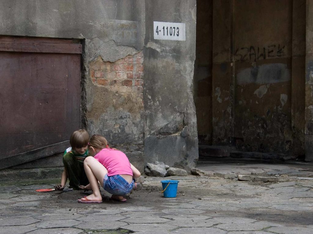 Un garçon et une fille jouant dans la rue est l'extrait du filme de Sharon Lockhart Podwórka
