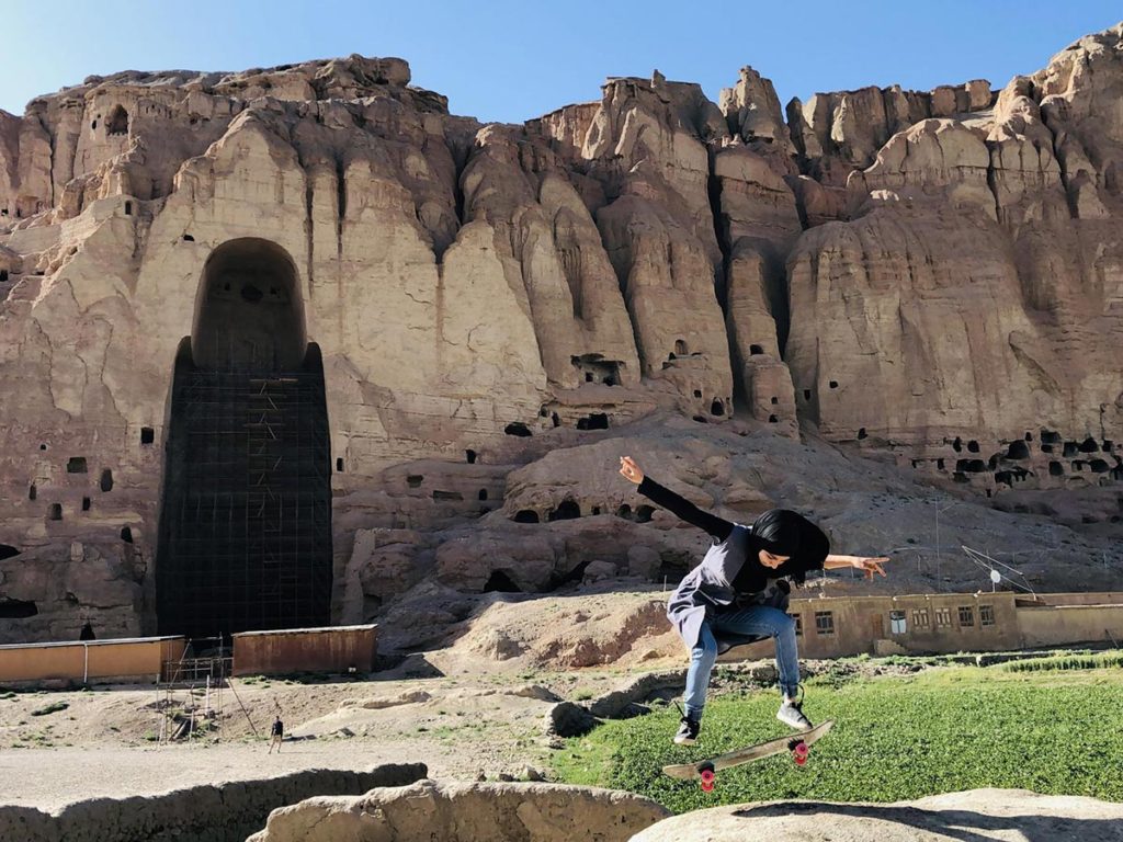 Skate session in Bamyan avec le programme éducatif de l'ONG Skateistan