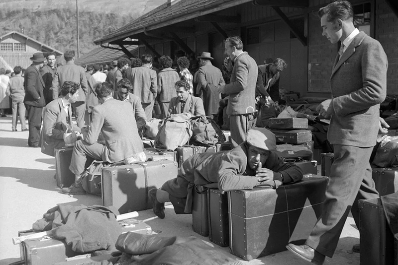 Immigrants italiens en gare de Brig, Suisse