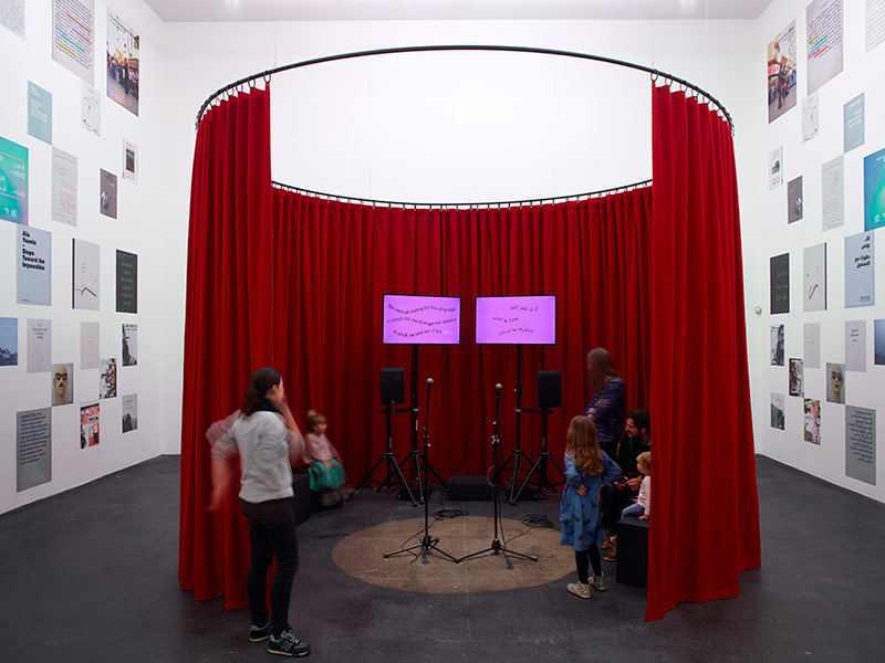 Fehras Publishing Practices, « Lip Sing for your Art! », installation, 2020, vue de l'exposition « Qalqalah قلقلة : plus d'une langue » au CRAC Occitanie à Sète, 2020. Courtesy des artistes. Photo Marc Domage