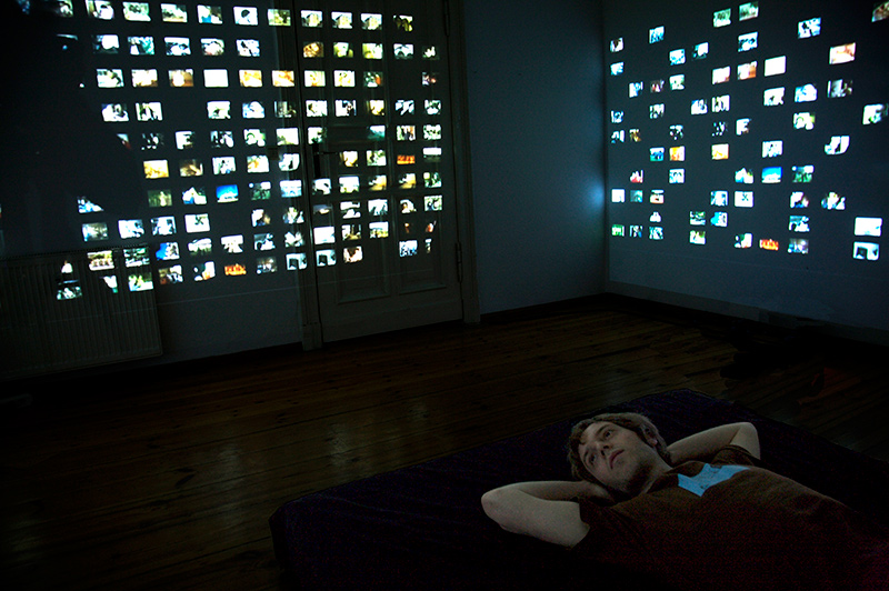 Stéphanie Roland, A moment of clarity, 2009. 6 projections video pilotées par un programme informatique, 6 disques durs, matelas, dimensions variables.