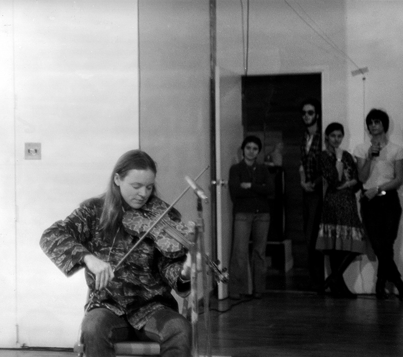 Laurie Anderson, performance lors de Soup & tart, The Kitchen, New York, 30 novembre 1974 (Photo : Peter Grass)