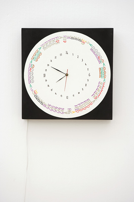 Jean Dupuy, Horloge musicale (JOA), 2008 mouvement d’horloge, système électronique, lecteur MP3, haut-parleurs, bois et acrylique sur papier, 42,5 x 42,5 x 4,5 cm (Photo : Jean Brasille / Villa Arson)