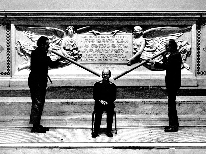 Georges Maciunas, Performance interprétée par Jean Dupuy et Dick Higgins lors de Chant A Capella, Judson Church, New York, novembre 1977 (Photo : Harry Shunk)