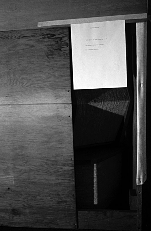 Jean Dupuy - About 405 East 13th Street #1, 1973 Cabine en bois accollée au mur, d’où l’on pouvait écouter discrètement les conversations captées par deux micros, dans le salon de beauté contigü. (Photo : Gianfranco Mantegna)
