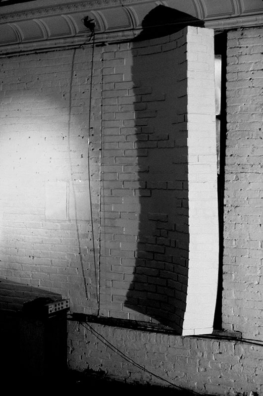 Brendan Atkinson - About 405 East 13th Street #1, 1973 Pan de mur factice reproduisant à l’identique le mur en briques du loft, entre-ouvert pour laisser apparaître un petit bout de la fenêtre qu’il recouvre. (Photo : Gianfranco Mantegna)