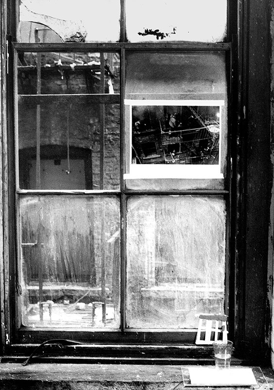 Gordon Matta-Clark et Bob Fiore - About 405 East 13th Street #1, 1973 Fenêtre dont l’un des carreaux a été nettoyé par Gordon Matta-Clark. À côté, Bob Fiore a collé une photographie du vis-à-vis, prise deux étages au-dessus. (Photo : Gianfranco Mantegna)