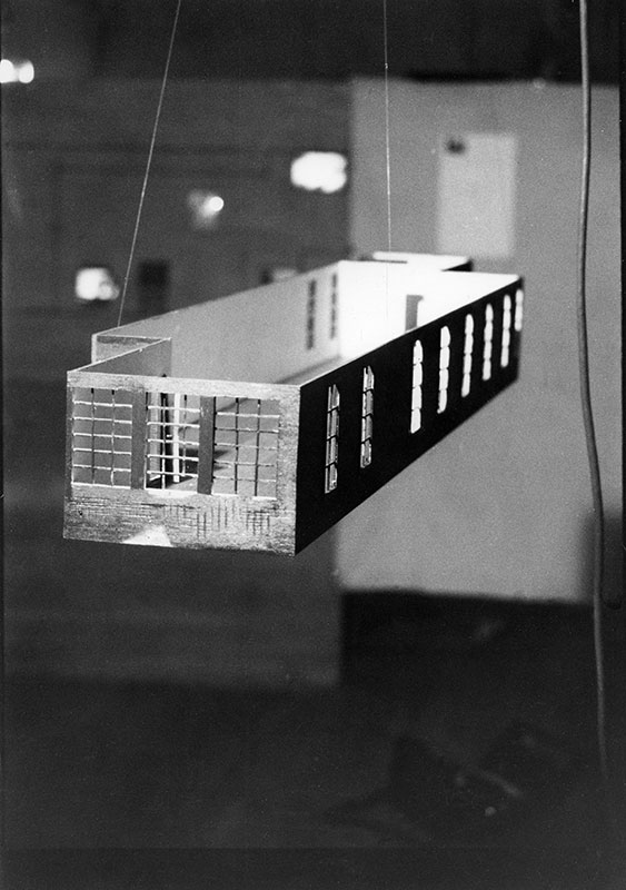 Richard Squires - About 405 East 13th Street #1, 1973 Maquette du loft en modèle réduit, suspendu au milieu de l’espace. (Photo : Richard Stern)