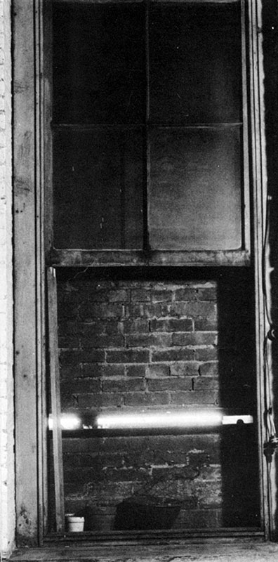 Jean Dupuy, Window Mirror OEuvre présentée dans les expositions collectives About 405 East 13th Street #1 et #2, dans le loft de Jean Dupuy, à New York, en 1973 et en 1974 (Photo : Mike Malloy)