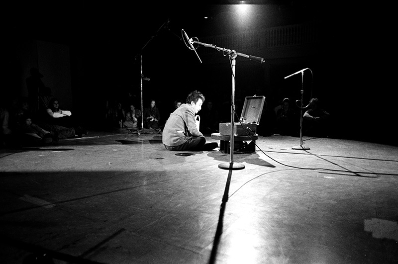 Nam June Paik, performance lors de Three Evenings on a Revolving Stage, Judson Church, New York, janvier 1976 (Photo : Peter Moore)