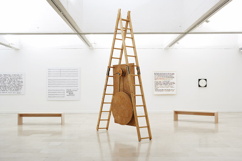 Jean Dupuy, Lazy Susan, 1979 échelles et tounette en bois, cadenas, 390 x 210 x 40 cm Collection Frac Bourgogne Vue de l’exposition À la bonne heure !, Villa Arson, Nice, 2008 (Photo : Jean Brasille / Villa Arson)