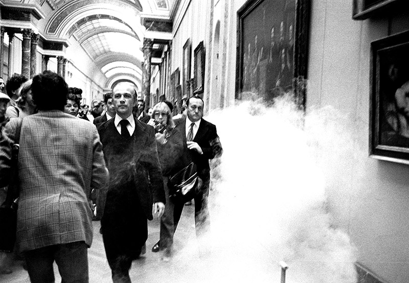 Interruption forcée de Art Performances / Minute, à cause de fumigènes posés par des étudiants, dans la Galerie Médicis du Louvre. Musée du Louvre, Paris, 16 octobre 1978. (Photo : André Morain)