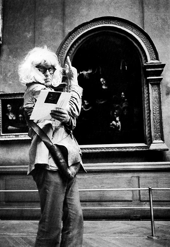 Jean Dupuy imitant le Saint Jean-Baptiste peint par Léonard de Vinci, lors de Art Performances / Minute, au Musée du Louvre, le 16 octobre 1978 (Photo : André Morain)