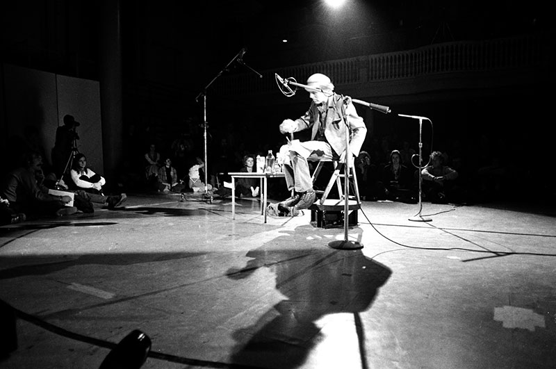 Jean Dupuy, Maonnaise, performance lors de Three Evenings on a Revolving Stage janvier 1976, Judson Church, New York (Photo : Peter Moore)